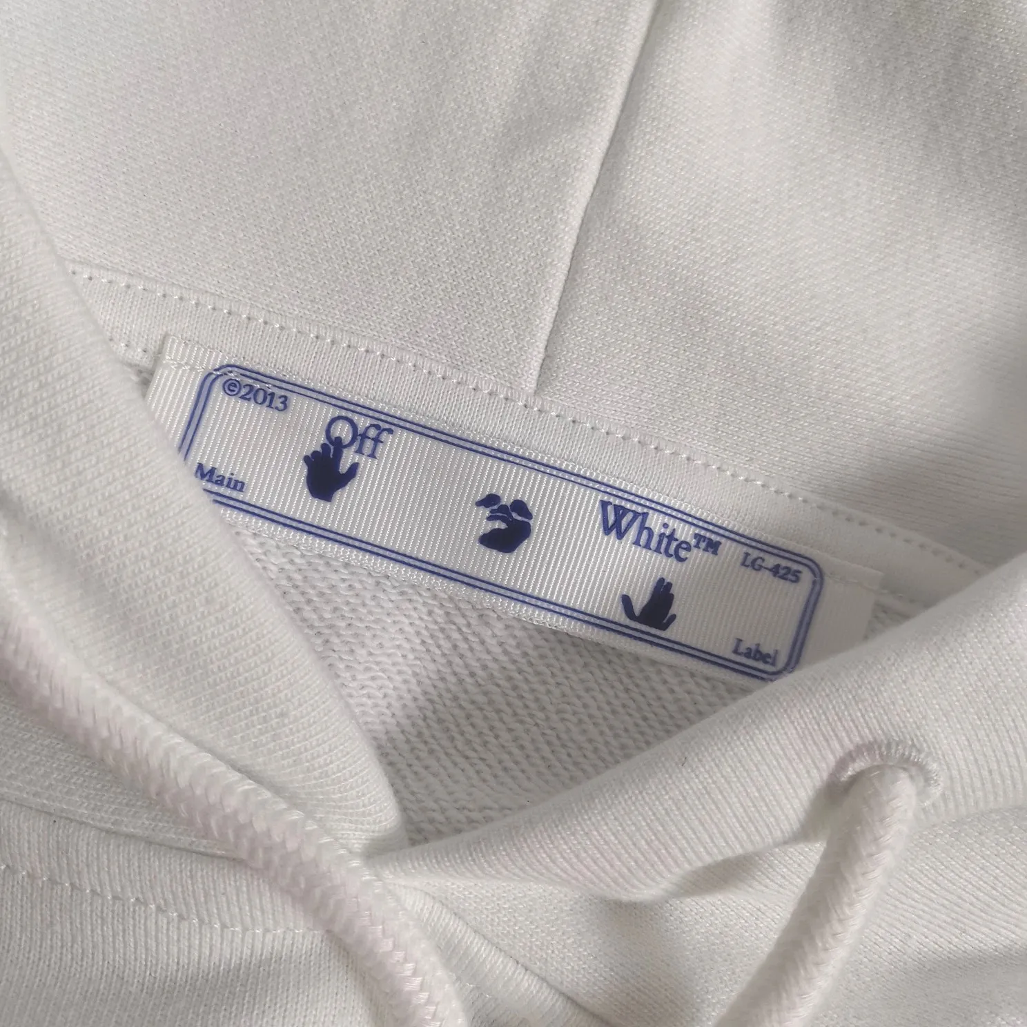 22SS top tested version environmentally friendly series OFFWHITE OW world environmentally friendly green big tree graffiti pure cotton loose unisex round neck sweatshirt I won’t introduce much else here, just get to the point. This printed tree is different from the short-sleeved ones. The leaf shape part of the printing is replaced by embroidery. This cannot be seen from the picture level (you will definitely make a mistake when you look at the picture). Many versions on the market directly look at the picture and make the pattern, without worrying about this detail.  The fabric is made of 480g fish scale terry cotton fabric, and the hem is slit. This is the key detail.  The white front chest is the new slogan of the trumpet, and the back is also different. They are all framed by the classic and iconic large warning arrows. The black arrows are lake green, with a few white water-like patterns added; the white ones are sky blue arrows, with a big tree inside with branches and leaves filling the entire pattern. Both pieces are interpretations of traditional retro hand-painted graffiti painting techniques, which fully embody the natural and environmentally friendly atmosphere.  Color: White Size: XS-L P:410